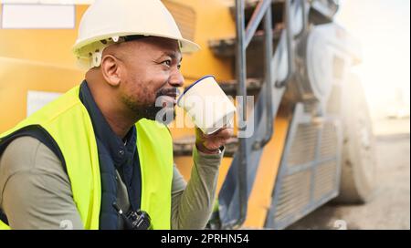 Café, ingénieur et ouvrier de construction se détendre sur le chantier de construction, souriant et inspiré par l'idée et la vision de bâtiment. Ingénierie, motivation Banque D'Images