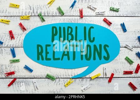 Signe d'écriture manuelle Relationspractice public gérant la diffusion d'informations entre les individus. Mot pour la pratique de gérer la diffusion d'informations entre les individus Banque D'Images