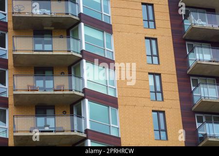 balcons immeuble d'appartements résidence gratte-ciel en béton et en verre maison de location Banque D'Images