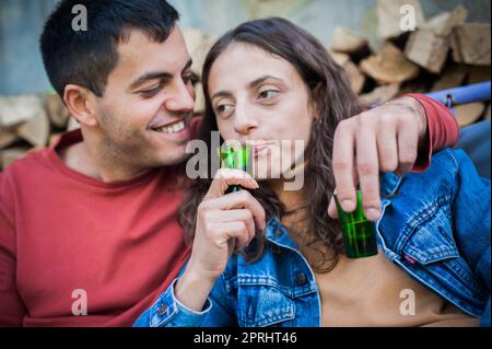 Un couple enserrer très ivrant amoureux. Buvez une boisson alcoolisée forte dans de petits verres Banque D'Images