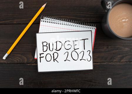 Rédaction affichant le texte Budget pour 2023An estimations écrites des recettes et des dépenses pour 2023. Concept signifiant une estimation écrite des recettes et des dépenses pour 2023 Banque D'Images