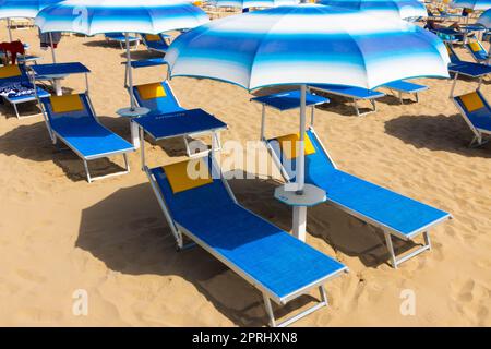 Chaise de plage traditionnelle et parasol. Rimini, Italie Banque D'Images