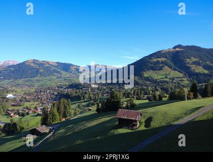 Célèbre village suisse Gstaad en début de matinée. Banque D'Images