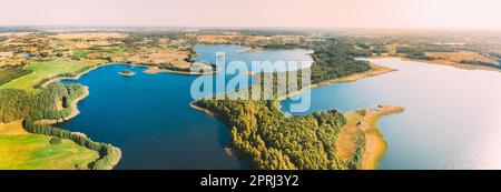 District de Braslaw, Vitebsk Doblast, Bélarus. Vue aérienne du lac Nedrovo, paysage de la forêt verte. Vue de dessus de la belle nature européenne de haute attitude. Vue plongeante. Lacs célèbres. Panorama Banque D'Images