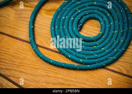 Corde bleue torsadée sur fond en bois. Banque D'Images