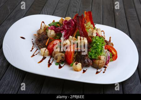 Avec salade de foie, bacon, tomates grillées et de poivre avec du chou rouge et champignons Banque D'Images