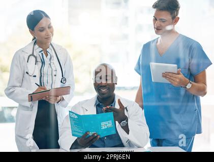 Diversité médecins, équipe et planification des soins de santé, collaboration et travail d'équipe lors de réunions dans le bureau de l'hôpital. Médical, chef de file et infirmière avec communic Banque D'Images