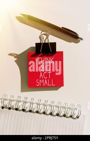 Légende conceptuelle Think Big Act Small. Mot pour les grands objectifs ambitieux prendre peu de pas un à la fois Banque D'Images