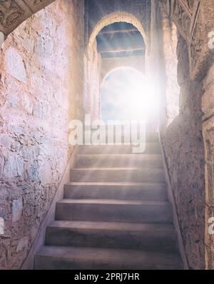 L'escalier à l'éternité. Un escalier et une porte menant au ciel Banque D'Images