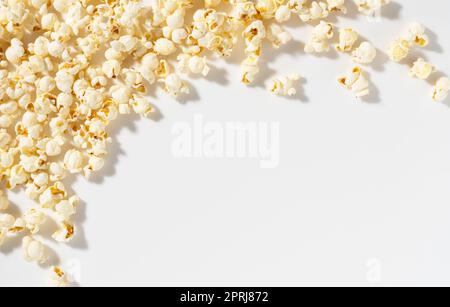 Pop-corn placé sur fond blanc avec espace de copie Banque D'Images