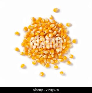 Grains de maïs séchés placés sur un fond blanc. Maïs pour pop-corn. Banque D'Images
