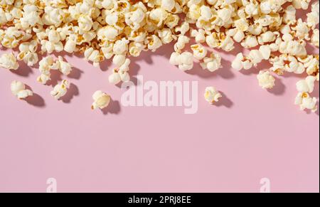 Pop-corn placé sur fond blanc avec espace de copie. Banque D'Images