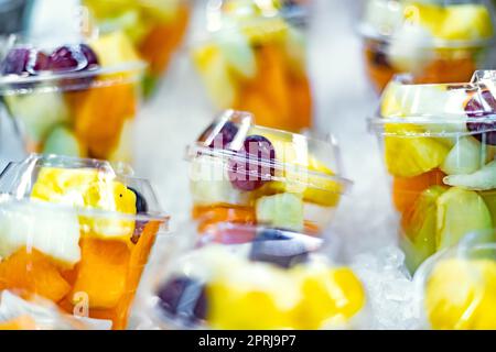 Salades de fruits préemballées dans un réfrigérateur commercial Banque D'Images