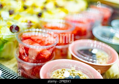 Salades de fruits préemballées dans un réfrigérateur commercial Banque D'Images