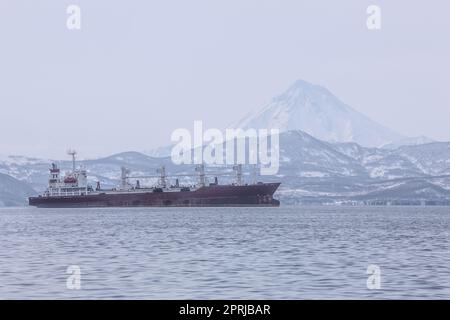 Péninsule de Kamchatka, Russie.Port maritime à Petropavlovsk-Kamchatsky.navires dans la roadstead contre le fond du volcan Banque D'Images