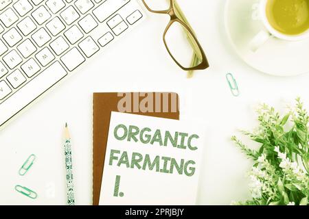 Rédaction affichage de texte Organic Farmingan système agricole intégré qui s'efforce de la durabilité. L'entreprise présente un système agricole intégré qui s'efforce d'assurer la durabilité Banque D'Images