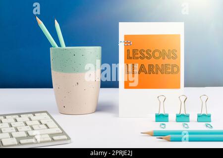 Texte d'écriture leçons LearnedPromote partager et utiliser les connaissances issues de l'expérience. Concept Internet promouvoir le partage et l'utilisation des connaissances issues de l'expérience Banque D'Images
