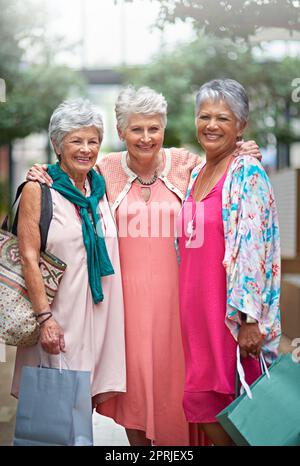 Nous adorons nos courses. Portrait court d'une femme de trois ans sur une frénésie de shopping. Banque D'Images