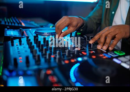 Gros plan main mâle sur console de mixage audio Banque D'Images