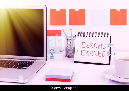 Texte d'écriture leçons LearnedPromote partager et utiliser les connaissances issues de l'expérience. Concept Internet promouvoir le partage et l'utilisation des connaissances issues de l'expérience Banque D'Images