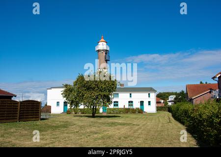 Phare à partir de 1872, sur l'île de Poel, sur la mer Baltique à Timmendorf Strand, près de Wismar, Allemagne, Europe, avec arbres verts et ciel bleu Banque D'Images