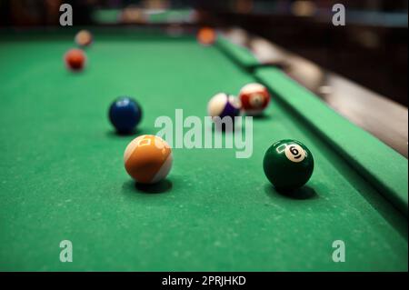 Boules de billard sur la table de billard Banque D'Images