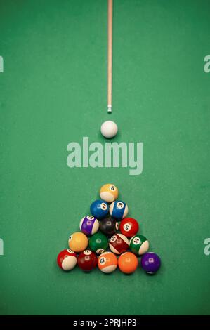 Vue de dessus sur la boule de billard et le système CUE Banque D'Images