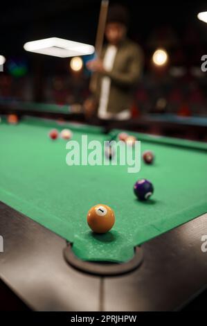 Mise au point sélective sur le ballon de billard devant de la poche Banque D'Images