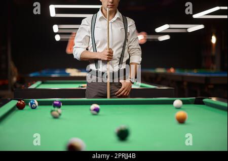 Jeune homme devant la table de billard Banque D'Images