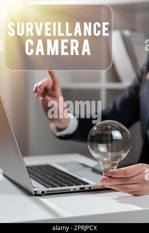 Légende du texte présentant caméra de surveillance, vitrine commerciale télévision en circuit fermé transmettre le signal sur les moniteurs Banque D'Images