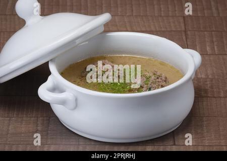 Soupe de boulettes de viande arrosée d'aneth Banque D'Images