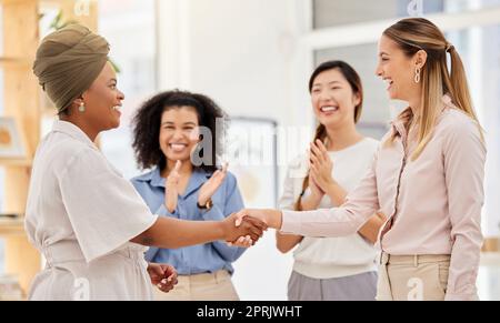 Poignée de main, promotion ou accueil, heureuse réunion des femmes d'affaires au bureau. Succès, travail d'équipe et autonomisation dans la diversité, femme noire se serrant la main avec la gestionnaire de dame après l'entrevue, le contrat ou la vente. Banque D'Images