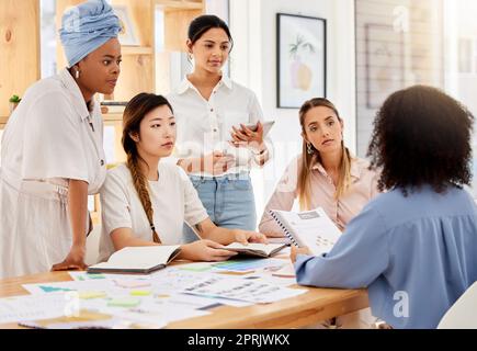 Leadership, collaboration et travail d'équipe avec une femme d'affaires en discussion avec le leader, en planifiant la stratégie créative. Le partage des objectifs et de la vision des employés de l'entreprise sur le projet de groupe a inspiré la motivation de l'équipe Banque D'Images