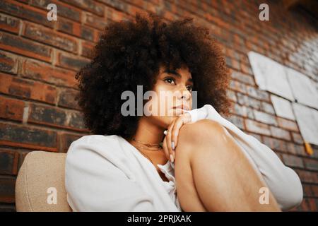 Femme fatiguée, dépressive et triste pensant au divorce, à la dépression et à l'anxiété stress avec un problème de santé mentale sur le canapé à la maison. Fille africaine avec l'épuisement, traumatisme de l'abus et frustrée avec erreur Banque D'Images