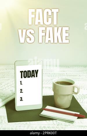 Affiche montrant le fait vs faux, la rivalité de concept d'affaires ou les produits ou l'information originalement fait ou imitation Banque D'Images