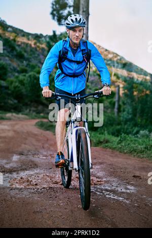 Départ pour sa promenade en vélo. Un cycliste de sexe masculin sur une piste de VTT. Banque D'Images