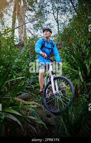 Dans la nature sur son vélo. Un cycliste de sexe masculin sur une piste de VTT. Banque D'Images