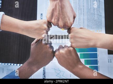 Les mains du personnel d'affaires pour le soutien, la motivation pour l'objectif d'équipe et la confiance dans le partenariat avec les employés de finance lors d'une réunion, d'un séminaire ou d'un atelier. Le plus fort pour le travail d'équipe, la collaboration et la solidarité Banque D'Images