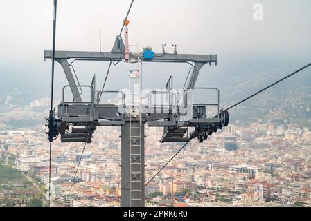 Mât de téléphérique avec vue sur la ville d'Alanya en arrière-plan Banque D'Images