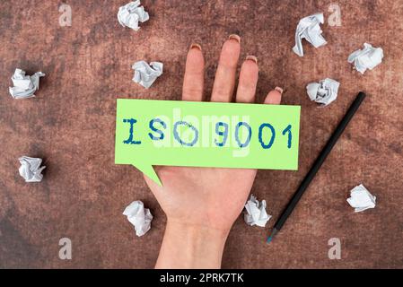 Affiche textuelle montrant ISO 9001, concept signifiant conçu aider les organisations à s'assurer de répondre aux besoins des clients Banque D'Images