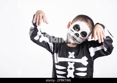 Halloween enfant. Portrait de petit garçon asiatique portant le squelette costume studio tourné isolé fond blanc, Child man horreur visage peinture maquillage Banque D'Images