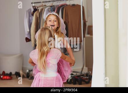 S'amuser dans l'imagination. petites filles portant des costumes de princesse fée Banque D'Images