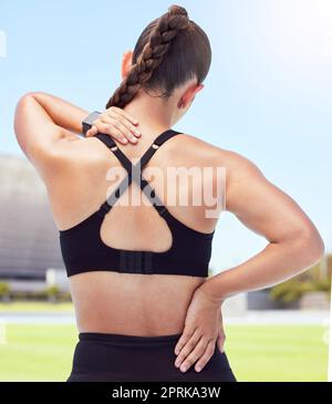 La femme de forme physique douleurs au dos, blessures à la colonne vertébrale et problèmes de cou au stade d'entraînement sportif à l'extérieur. Fracture de l'athlète, urgence sanitaire et risque de scoliose fro Banque D'Images