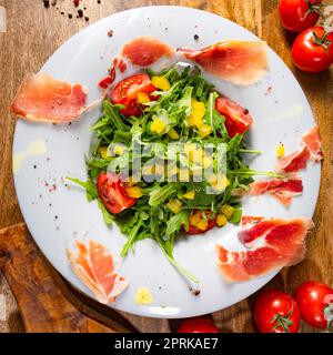 Salade de roquette au jambon espagnol séché Banque D'Images