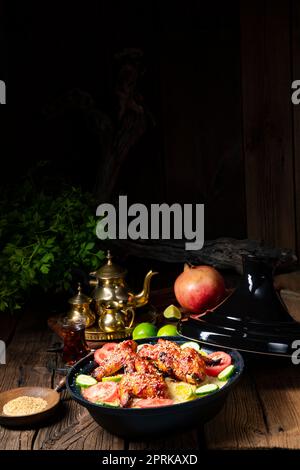 couscous avec ailes de poulet frites épicées Banque D'Images