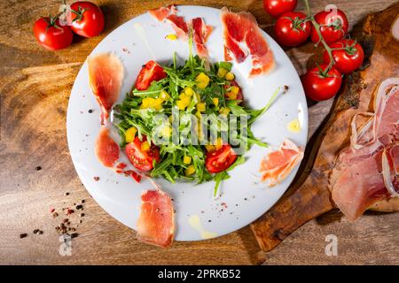 Salade de roquette au jambon espagnol séché Banque D'Images