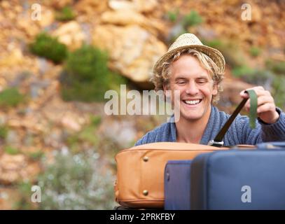 Déchargement de ses bagages. Un homme blond déchargeant ses bagages lors d'un voyage en camping Banque D'Images