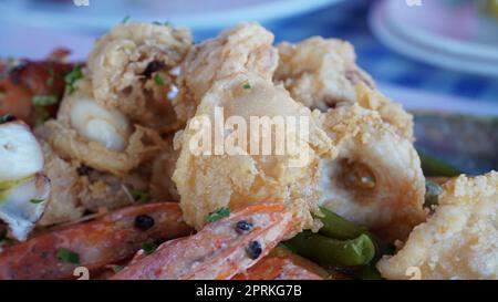 Poisson et fruits de mer de Chypre meze au restaurant du port. Repas de meze énorme servi couramment à Chypre. Banque D'Images