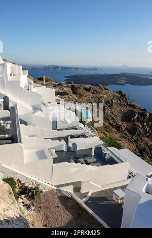 Imergovigli, Santorini, Grèce - 29 juin 2021: Maisons blanchies à la chaux avec terrasses et piscines et une belle vue à Imerovigli sur l'île de Santorini, GRE Banque D'Images