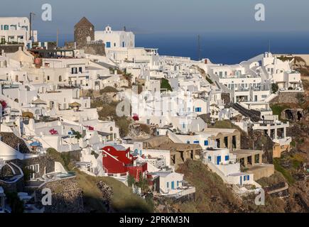 Imerovigli, Santorini, Grèce - 29 juin 2021 : maisons blanchies à la chaux à Imerovigli sur l'île de Santorini, Cyclades, Grèce Banque D'Images